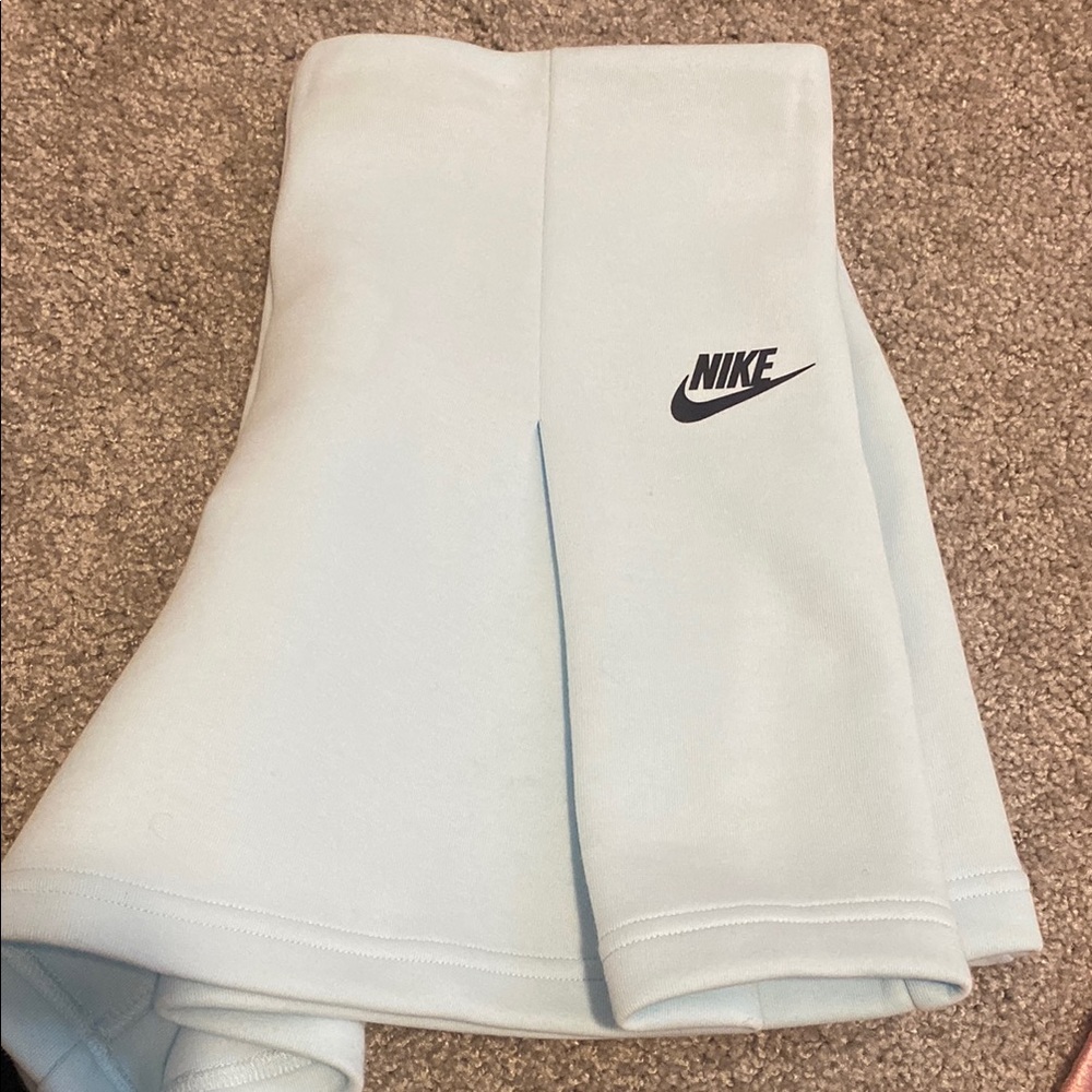 Nike Women's Tech Fleece Pleated Shorts - Picture 4 of 7